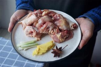 准备食材，鸡腿洗净后切块。