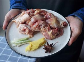 准备食材，鸡腿洗净后切块。