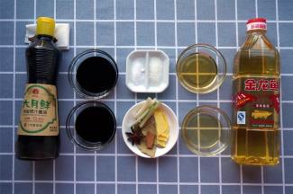 准备烹饪的配料：大料1个、香叶两片、桂皮1块、姜3片、葱白5段、植物油1汤匙、生抽4汤匙、老抽2茶匙、 糖1茶匙、黄酒2茶匙、盐半茶匙 。