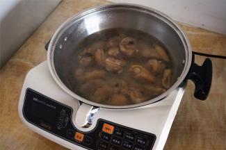 将鸡块放入锅中，加入清水，大火煮至沸腾，捞起洗净血沫。