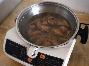 将鸡块放入锅中，加入清水，大火煮至沸腾，捞起洗净血沫。