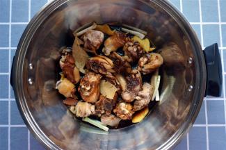 将食材和调料同放入锅中。