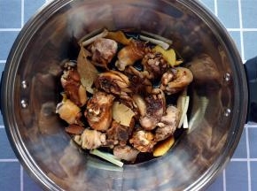 将食材和调料同放入锅中。