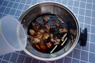 加入400毫升清水，盖锅。