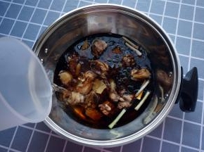 加入400毫升清水，盖锅。