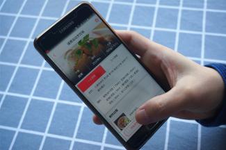 自动锅通电，接入wifi，在APP操作界面，选择【黄焖鸡】食谱，点击【开始烹饪】。