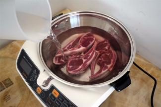 将羊排放入锅中，加热清水，大火煮3分钟左右。