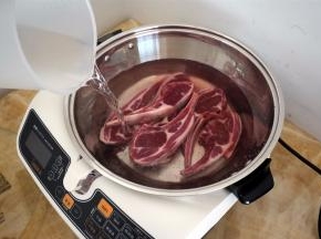 将羊排放入锅中，加热清水，大火煮3分钟左右。