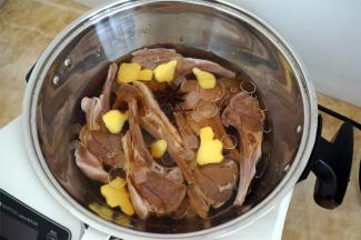 锅里放入处理好的羊排，50克冰糖，姜片以及除陈醋以外的其他调料和水。