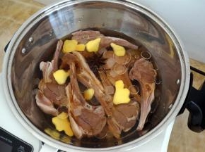 锅里放入处理好的羊排，50克冰糖，姜片以及除陈醋以外的其他调料和水。