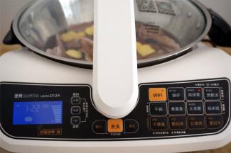 盖锅，启动捷赛自动锅的【炖排骨】功能，自动烹饪。