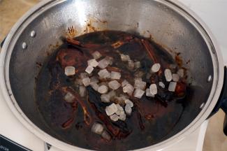 待烹饪程序结束后，加入陈醋和剩余的100克冰糖，启动【干锅】功能，进行二次收汁，不用盖锅。