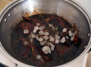 待烹饪程序结束后，加入陈醋和剩余的100克冰糖，启动【干锅】功能，进行二次收汁，不用盖锅。