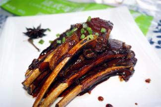 撒上少许葱花装饰，上桌。