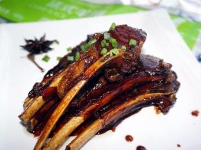 撒上少许葱花装饰，上桌。