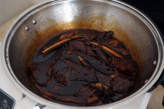 将锅里的食材拌均匀，装碟即可。