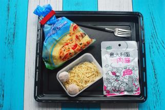 食材：一个伊面、一包肉酱、一把芝士、两个肉丸子。