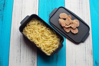 将伊面煮熟捞起，放入容器里，撒上少许盐花，拌均匀。肉丸子煮熟后切片备用。