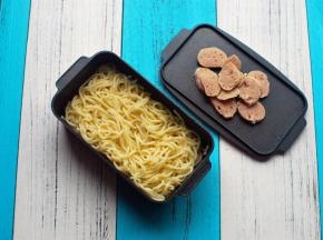 将伊面煮熟捞起，放入容器里，撒上少许盐花，拌均匀。肉丸子煮熟后切片备用。