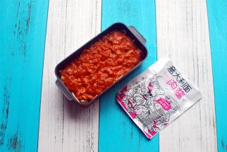 将意大利面酱全部铺到伊面上。