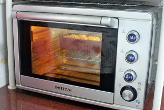 烤箱上下火180度预热好后放入中层，烘烤15分钟即可。