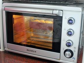 烤箱上下火180度预热好后放入中层，烘烤15分钟即可。