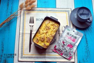 出炉后，表面撒上少许罗勒香草干增香。