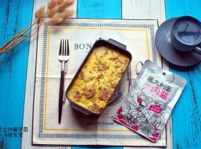 出炉后，表面撒上少许罗勒香草干增香。