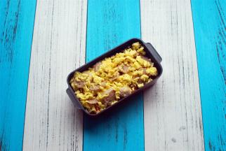 撒上一层芝士碎，然后摆入丸子片片，最后在表面再撒上少许芝士碎。