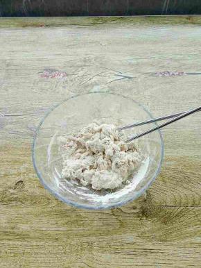 面粉、盐、清水倒入碗中，用筷子挑成絮状。