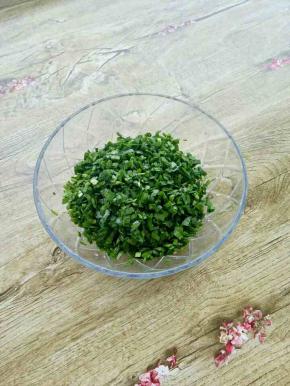 而洗净沥干的韭菜切成末，装入碗中加入香油拌匀。