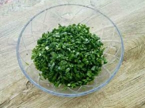 而洗净沥干的韭菜切成末，装入碗中加入香油拌匀。