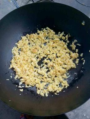 再把鸡蛋打散，放入锅中炒成小块，放凉倒入韭菜中。