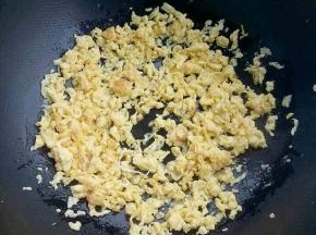 再把鸡蛋打散，放入锅中炒成小块，放凉倒入韭菜中。