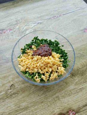 再加入黄豆瓣酱拌匀，馅料好了。