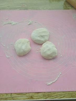 把饧好的面团分成自己想要的大小。撒上干粉防粘