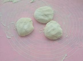 把饧好的面团分成自己想要的大小。撒上干粉防粘