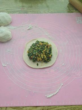 擀成面片，放上馅料。