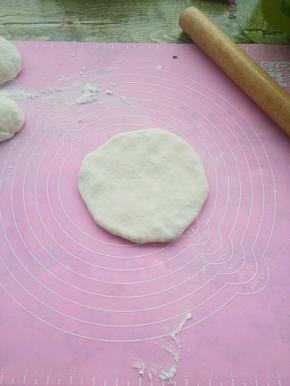 再用擀面杖轻轻的擀薄。