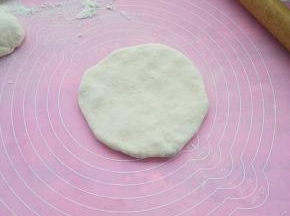 再用擀面杖轻轻的擀薄。