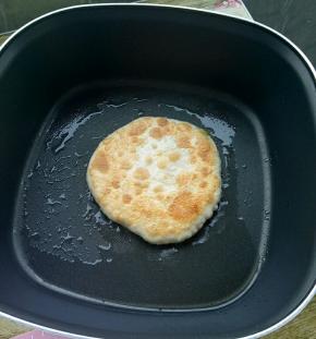 放入抹油的锅中，小火烙至两面金黄。