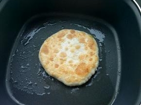 放入抹油的锅中，小火烙至两面金黄。