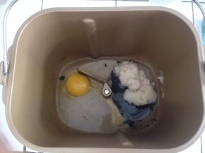 汤种材料混合均匀，小火加热到浓稠即离火冷却。将水、蛋液、黑芝麻酱、汤种放入到东菱面包桶内，对角放糖和盐。