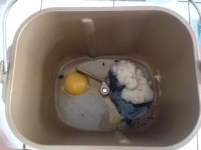 汤种材料混合均匀，小火加热到浓稠即离火冷却。将水、蛋液、黑芝麻酱、汤种放入到东菱面包桶内，对角放糖和盐。