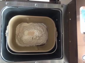 加入面粉和酵母