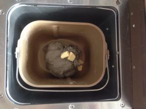 加入黄油，继续和面18分钟