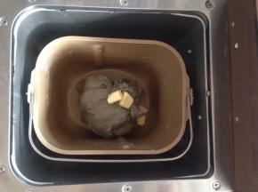 加入黄油，继续和面18分钟