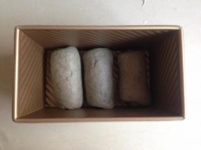 从上往下卷起，放进450克吐司盒