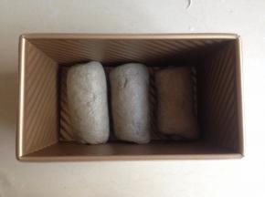 从上往下卷起，放进450克吐司盒