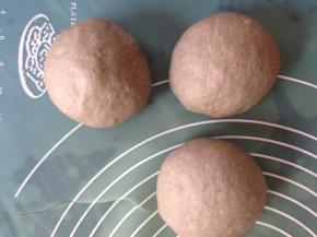 发酵好的面团取出排气，分成3等份滚圆，盖保鲜膜松驰15分钟